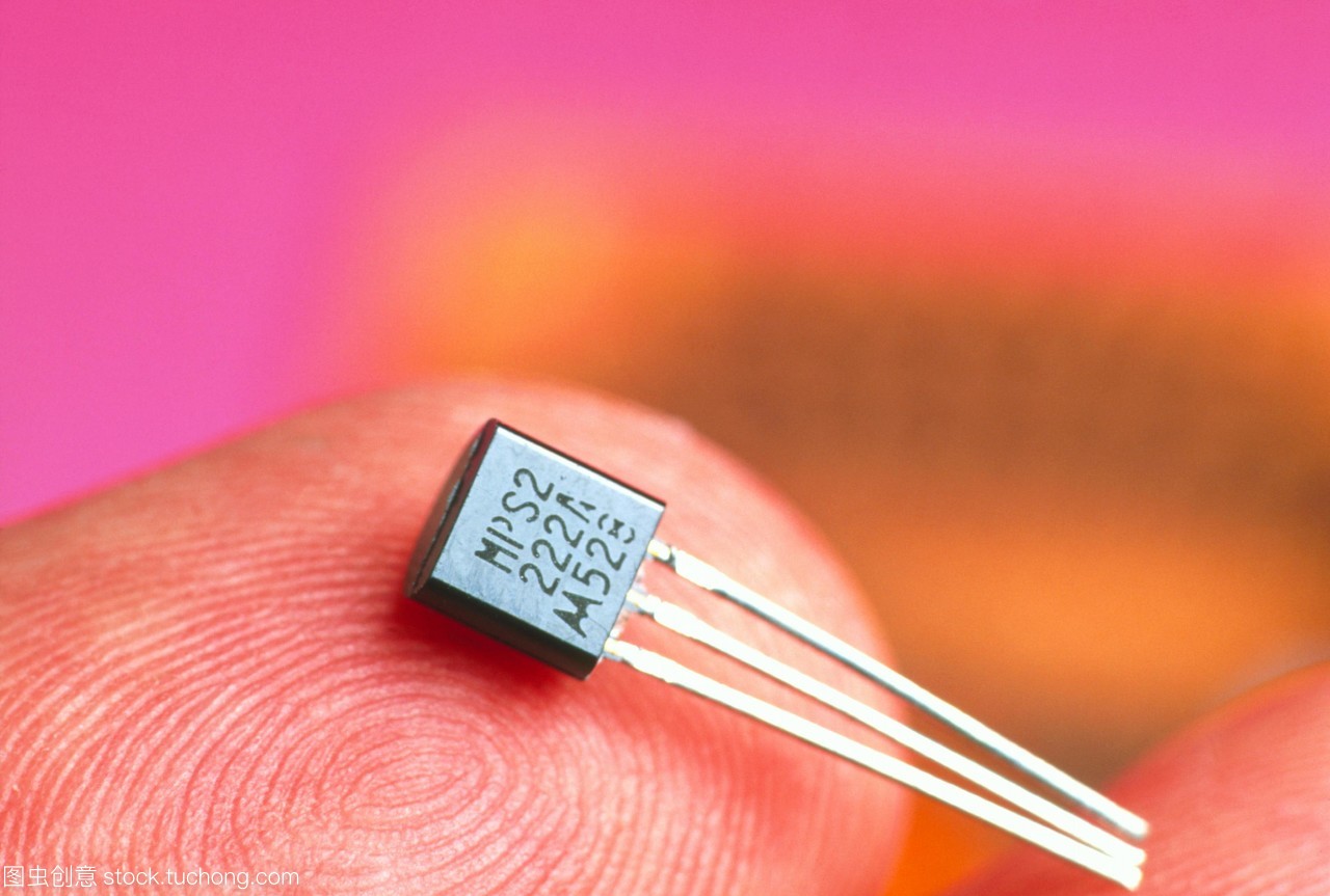 晶體管。上世紀90年代末的晶體管依賴于指尖。晶體管在電子設備中有許多用途,包括電信號和信號處理。晶體管有三根連接在它們上的電線&mdash;&mdash;稱為底座,收集器和發射器。這些都附著在半導體的節離子上,在晶體管中有精確的雜質來決定它們的電性。從發射極到集熱器的電流放大是由基極電壓決定的。晶體管允許電子計算機的微型化。第一個晶體管發明于1947年12月23日,由巴丁,布爾獲得和肖克利發明。